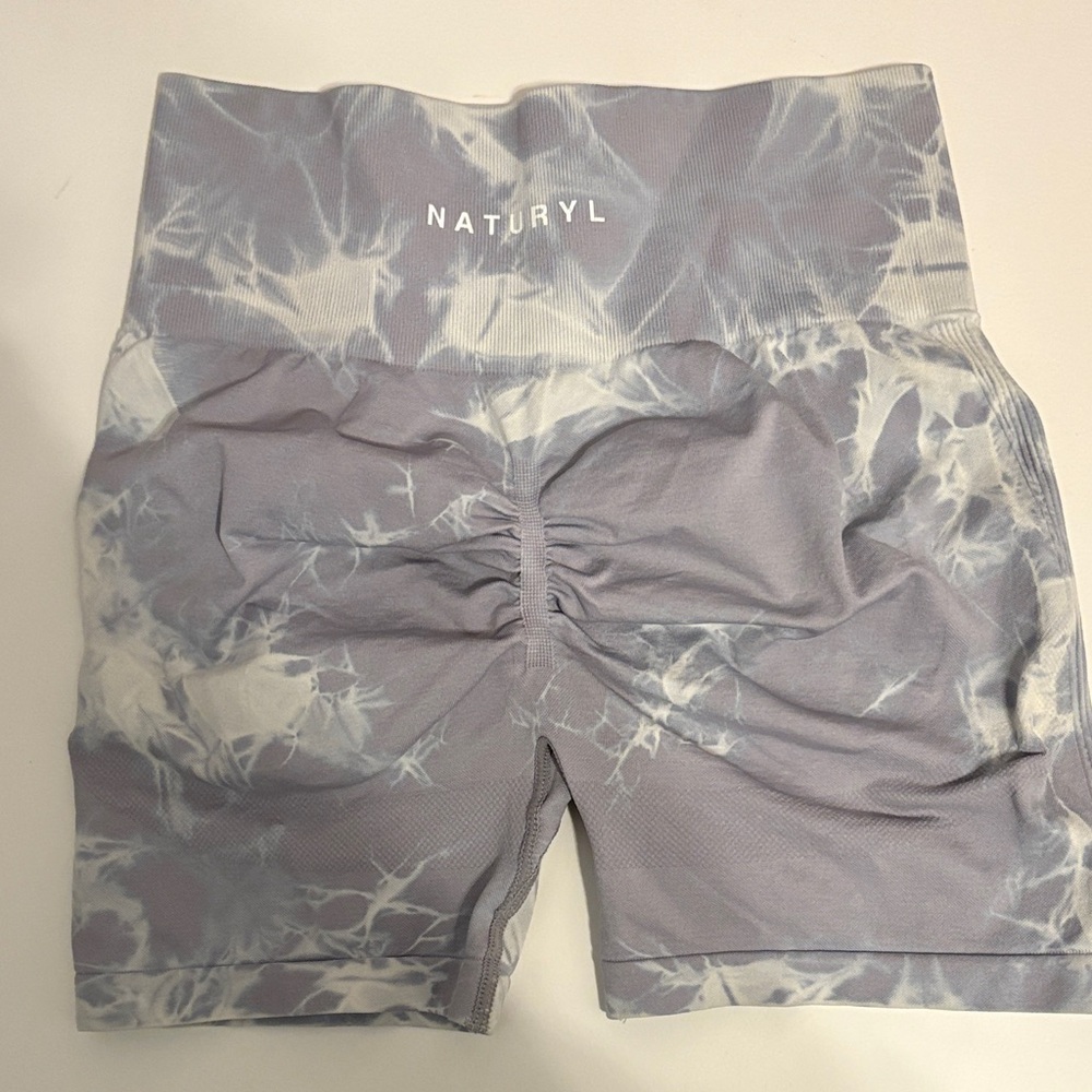 Naturyl Women's Gray and White Tie-Dye Bike Shorts